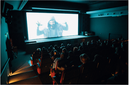 Sala de cinema com plateia sentada